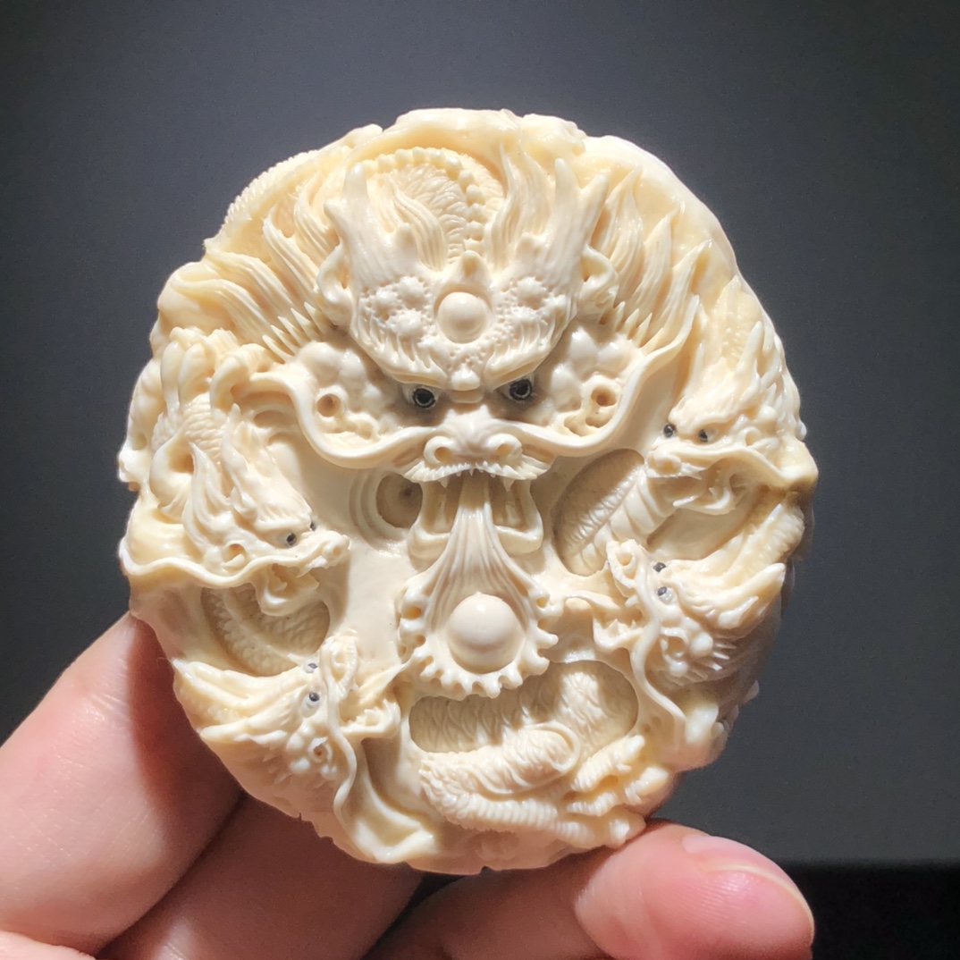 《至尊五龍戲珠》手把件